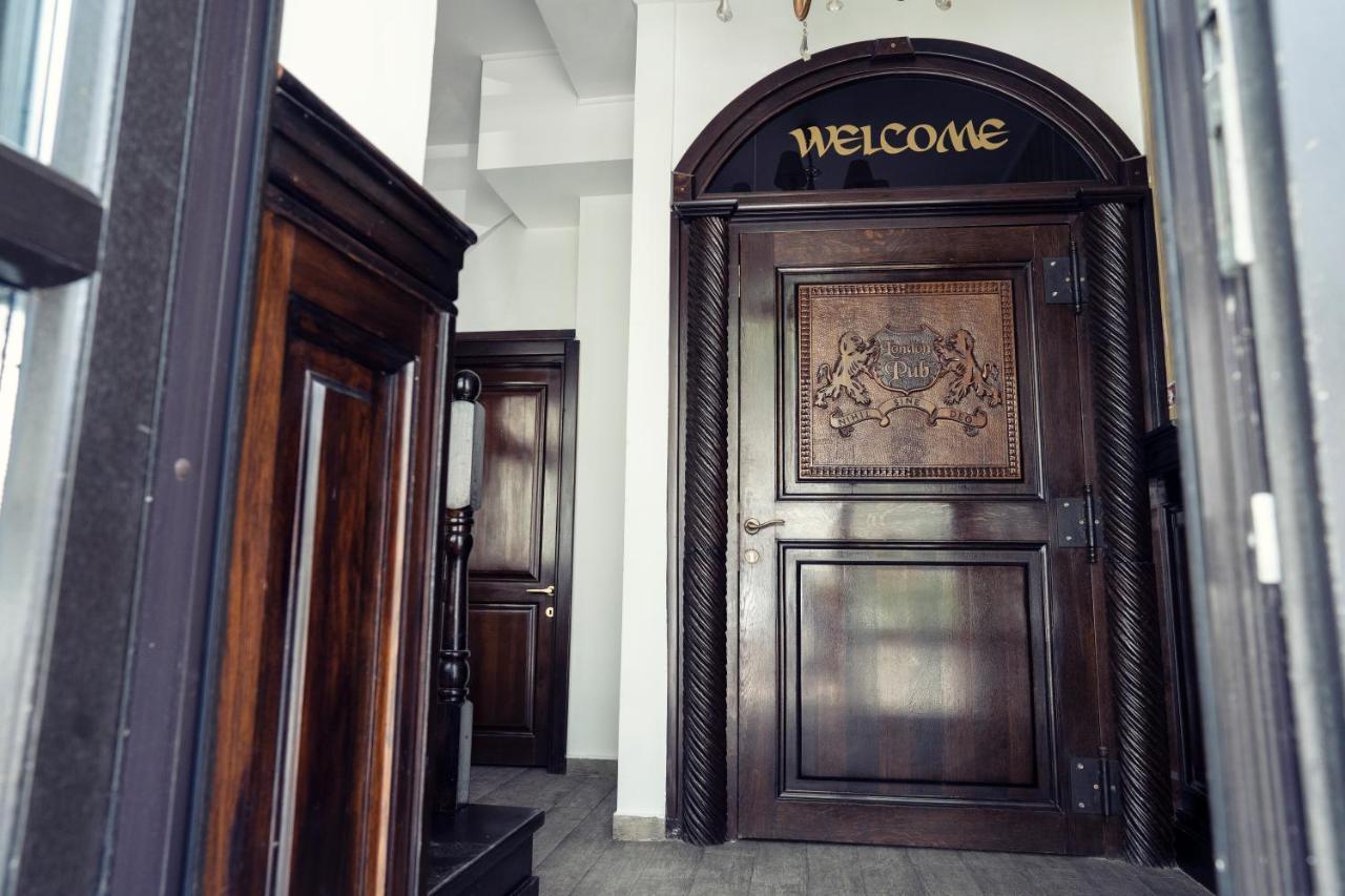London Apartments Vaslui Extérieur photo